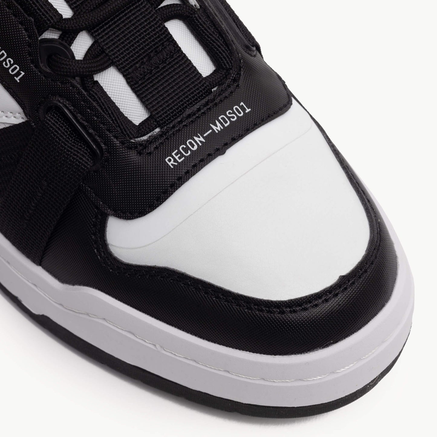 Recon Tau Lo Sneakers  - Black/White